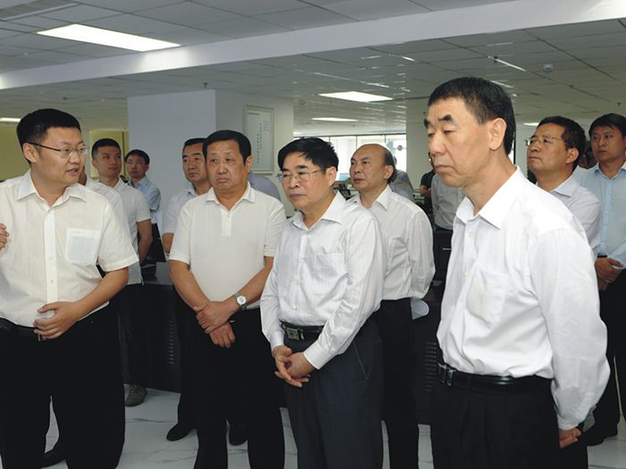 農村工作領導小組副組長袁純清（右二）一行蒞臨91视频黄片免费園農資交易平台考察調研
